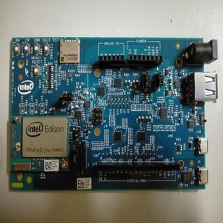 Microcontrolador INTEL EDISON con placa de prototipos.